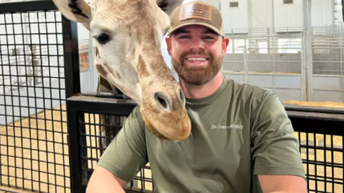 Este quiropráctico cumplió el sueño de su profesión: trabajar con una jirafa