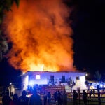 Bomberos, Policía Local y Guardia Civil intervienen en la extinción de un incendio en dos viviendas en Águeda (Salamanca)