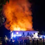 Los Bomberos sofocan un aparatoso incendio en dos viviendas de Águeda (Salamanca)