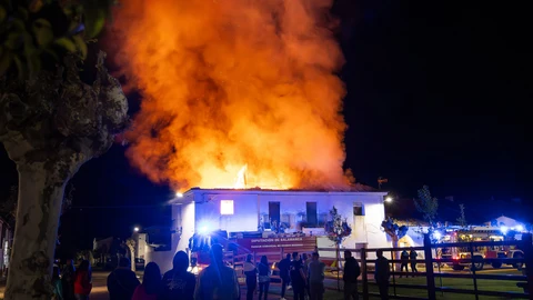 Bomberos, Policía Local y Guardia Civil intervienen en la extinción de un incendio en dos viviendas en Águeda (Salamanca)