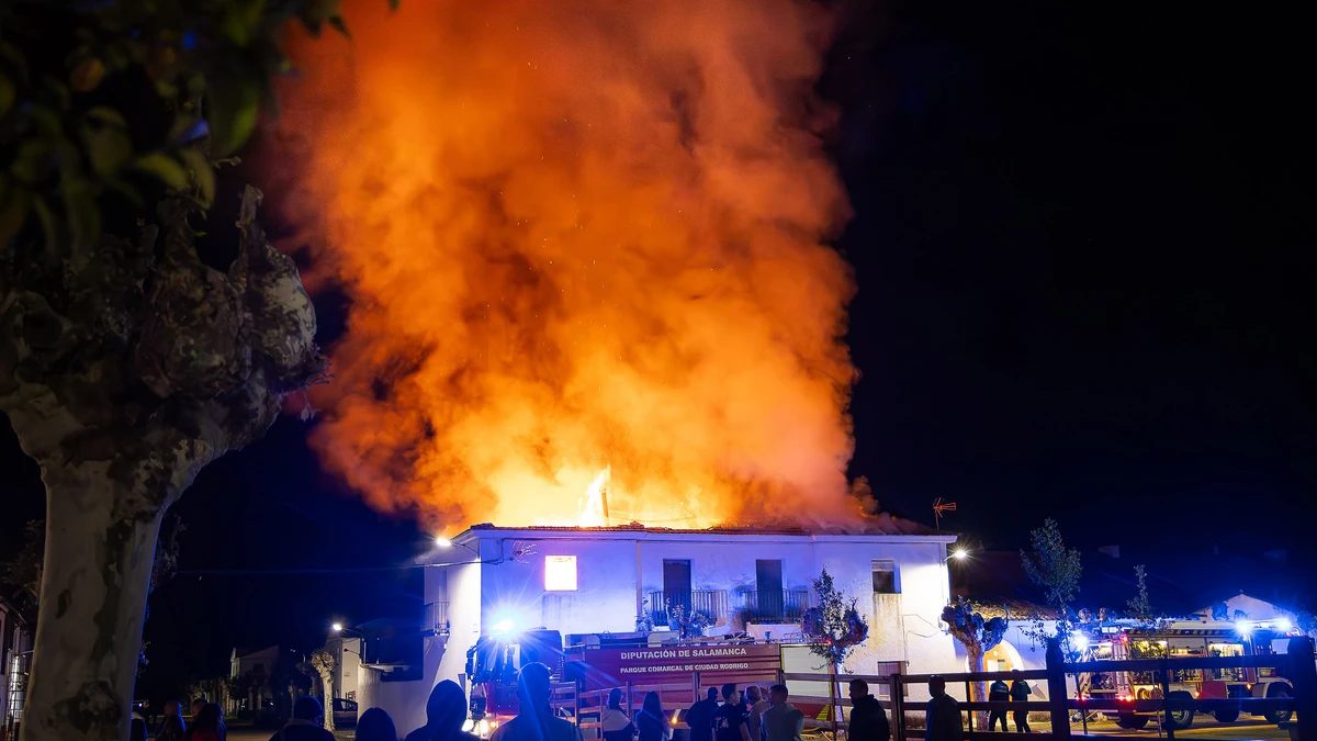 Los Bomberos sofocan un aparatoso incendio en dos viviendas de Águeda (Salamanca)