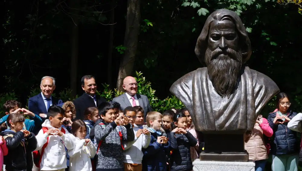Inauguración de la estatua de Tagore en el Campo Grande de Valladolid