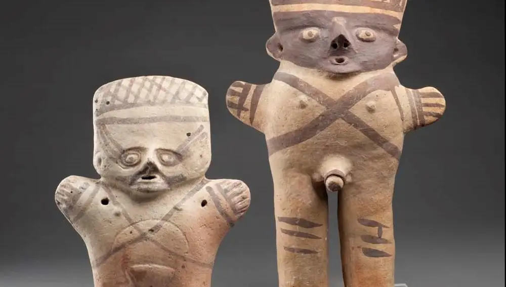 Ejemplos de cerámica Chacay de superficie no pulida expuestos en el Museo Larco