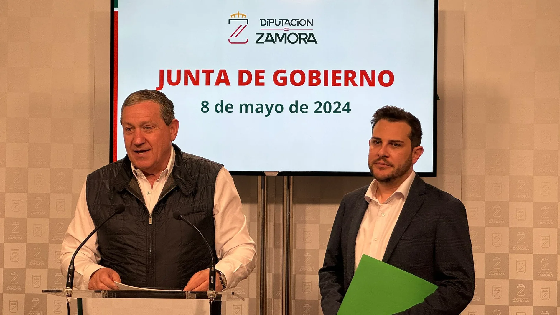 El presidente de la Diputación de Zamora, Javier Faúndez, y el vicepresidente, Víctor López, explican los acuerdos de la Junta de Gobierno
