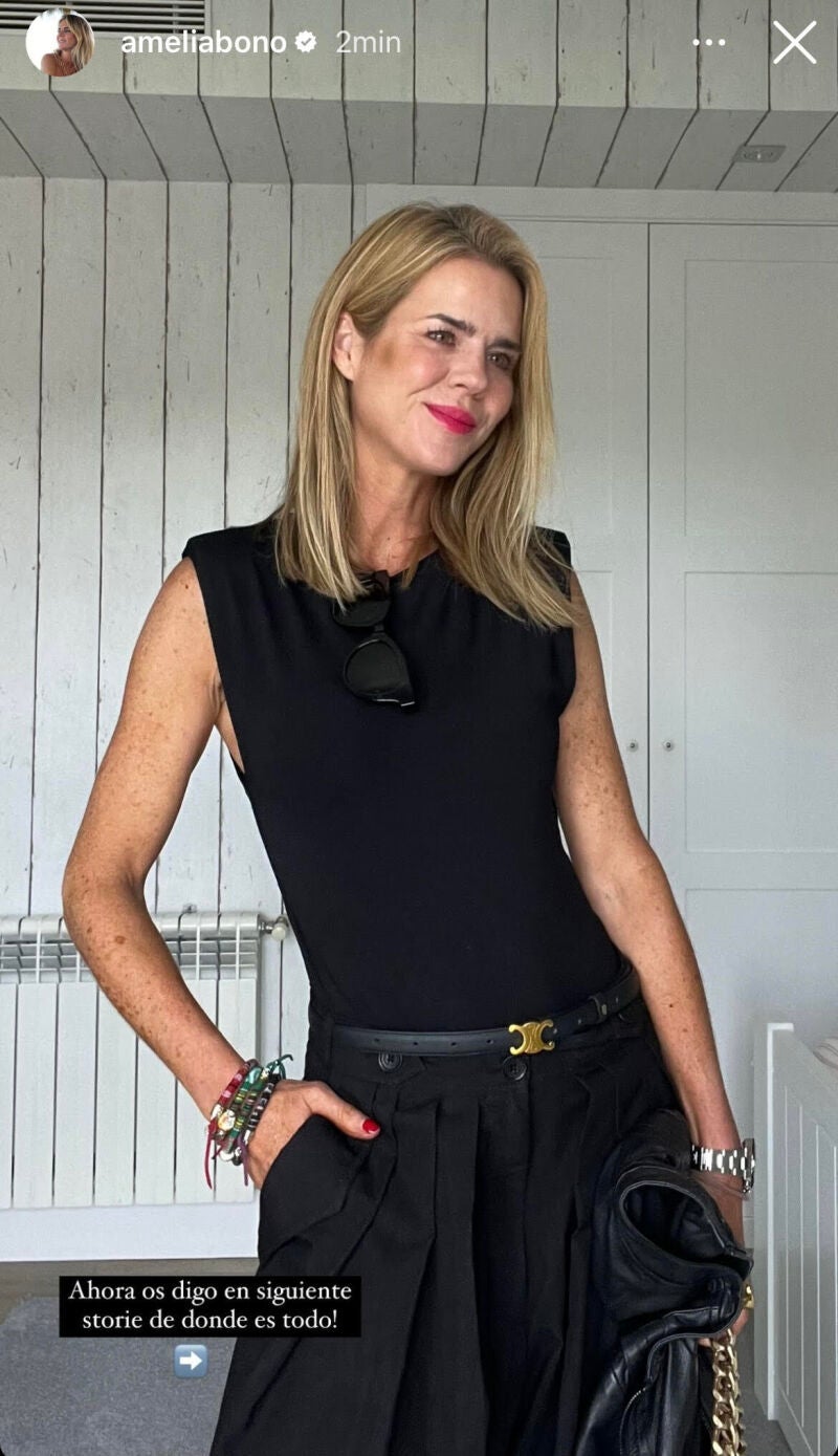 Amelia Bono con un total look negro.