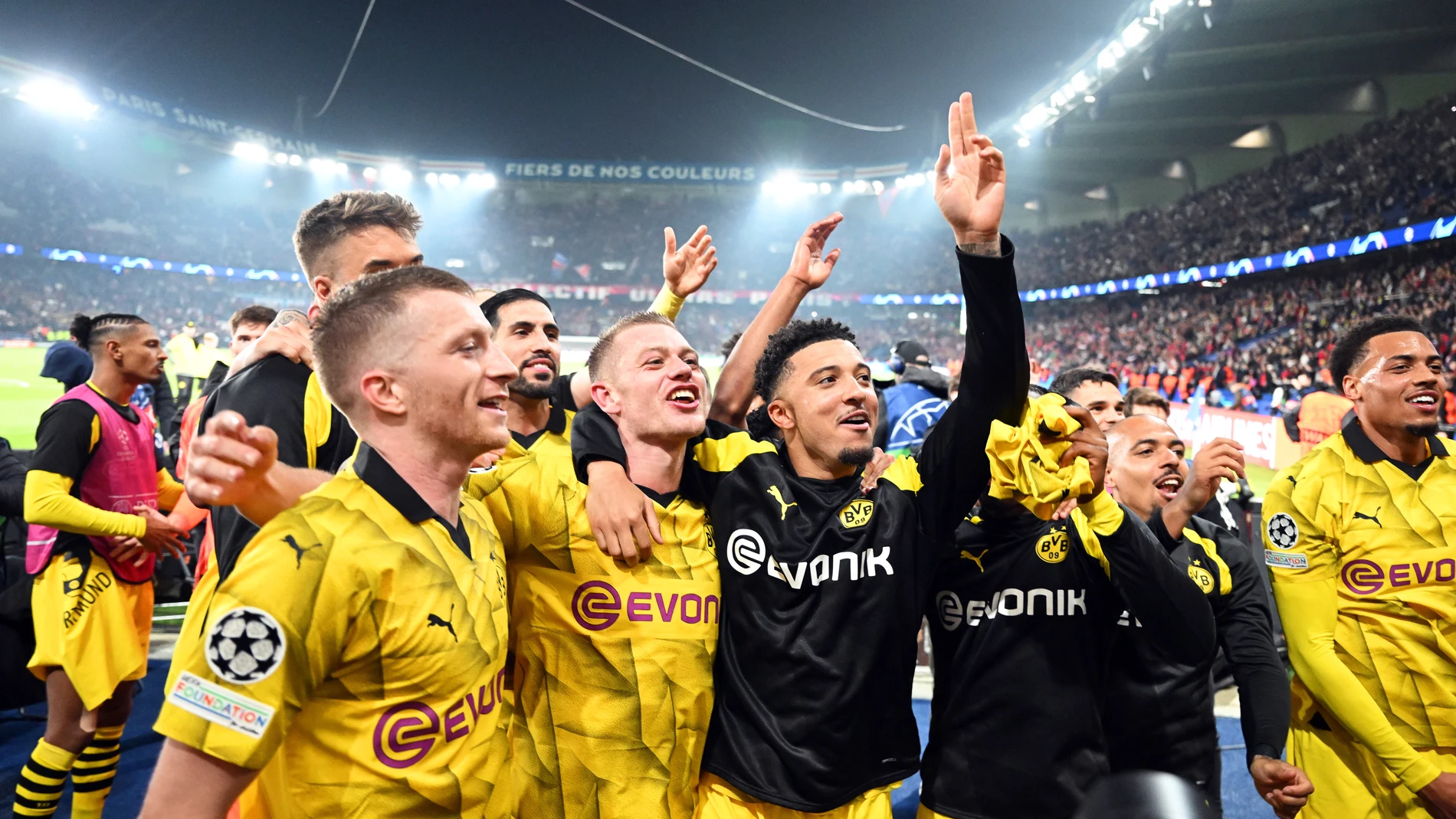 07 May 2024, France, Paris: Dortmund players celebrate the victory of the UEFA Champions League semi final against Paris Saint-Germain at the Parc des Princes. Photo: Robert Michael/dpa 07/05/2024 ONLY FOR USE IN SPAIN