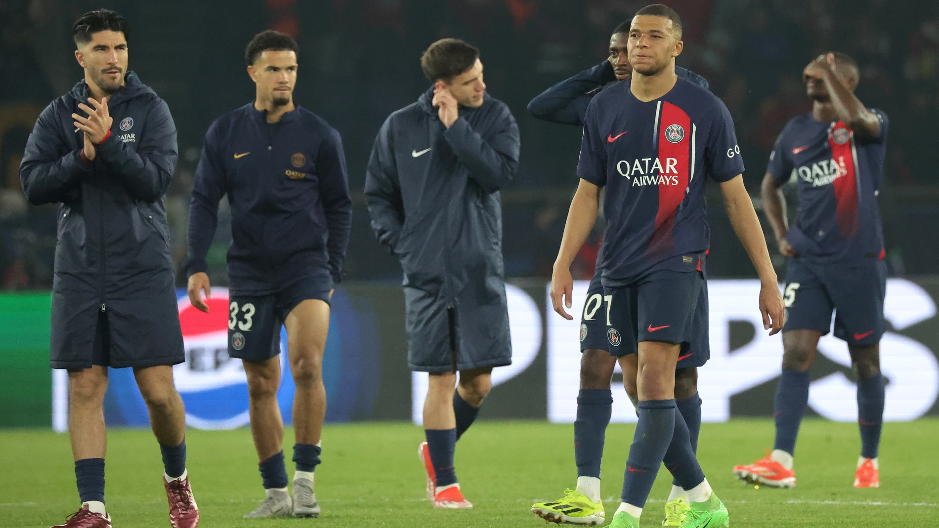 Paris (France), 07/05/2024.- Kylian Mbappe of PSG and teammates look on after the UEFA Champions League semi-finals, 2nd leg soccer match of Paris Saint-Germain against Borussia Dortmund, in Paris, France, 07 May 2024. PSG lost the match 0-1 and the tie 0-2 on aggregate with Borussia Dortmund advancing to the final. (Liga de Campeones, Francia, Rusia) EFE/EPA/TERESA SUAREZ 