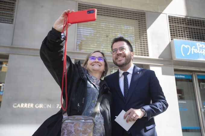 El presidente de la Generalitat y candidato a la reelección, Pere Aragonès por ERC se fotografía con una mujer durante un acto electoral de su partido sobre feminismos este miércoles en Barcelona.