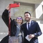 El presidente de la Generalitat y candidato a la reelección, Pere Aragonès por ERC se fotografía con una mujer durante un acto electoral de su partido sobre feminismos este miércoles en Barcelona.