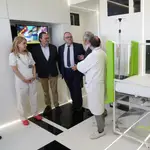 El consejero de Sanidad, Alejandro Vázquez, visita la habitación espacial junto a Artemio Domínguez, presidente de la AECC Valladolid, y el gerente del Hospital Clínico de Valladolid, José Antonio Arranz.
