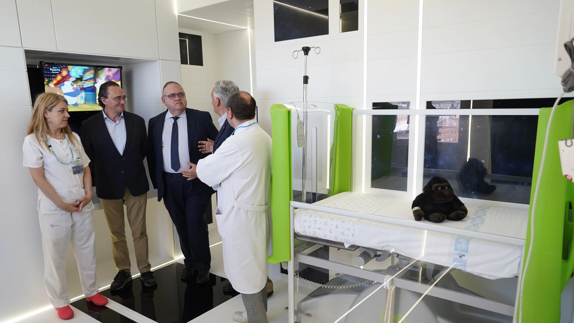 El consejero de Sanidad, Alejandro Vázquez, visita la habitación espacial junto a Artemio Domínguez, presidente de la AECC Valladolid, y el gerente del Hospital Clínico de Valladolid, José Antonio Arranz.