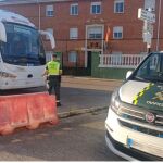 Un agente de la Guardia Civil junto al autobús