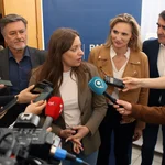 Ester Muñoz atiende a la prensa en presencia de Vázquez, Suárez-Quiñones y Palma Martín, entre otros