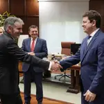 El presidente Alfonso Fernández Mañueco saluda a Benjamín Castro, en presencia del consejero Luis Miguel González Gago