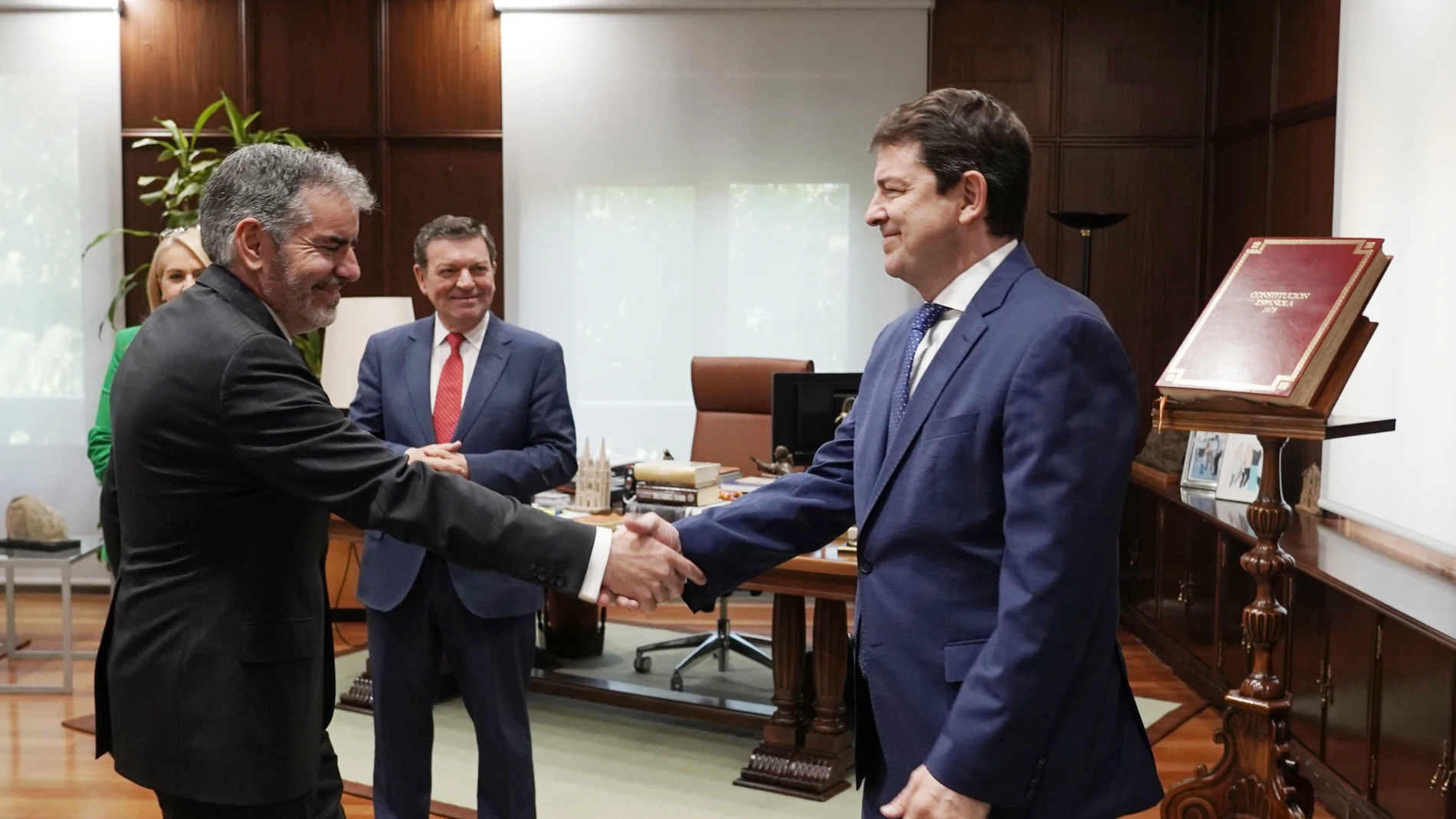 El presidente Alfonso Fernández Mañueco saluda a Benjamín Castro, en presencia del consejero Luis Miguel González Gago
