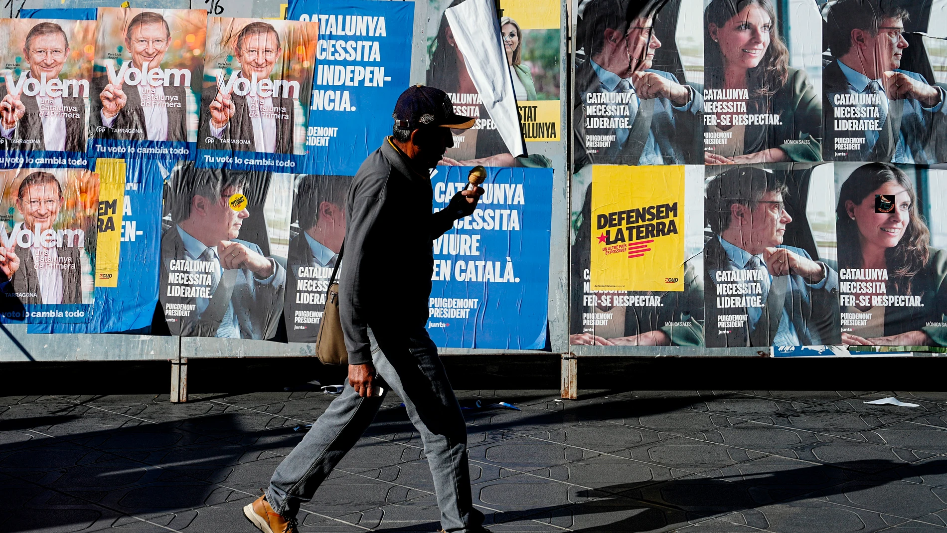 GRAFCAT4150. TARRAGONA, 09/05/2024.- Vista de carteles electorales pidiendo el voto en las elecciones catalanas del 12 de mayo en el centro de Tarragona. EFE/Enric Fontcuberta 