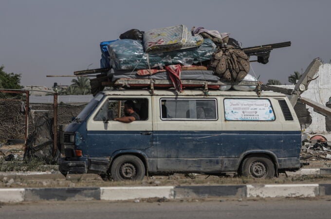 Internally displaced Palestinians leave Rafah following evacuation order