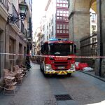 Los bomberos de Bilbao trabajan en el derrumbe de un edificio en la calle Tenderia