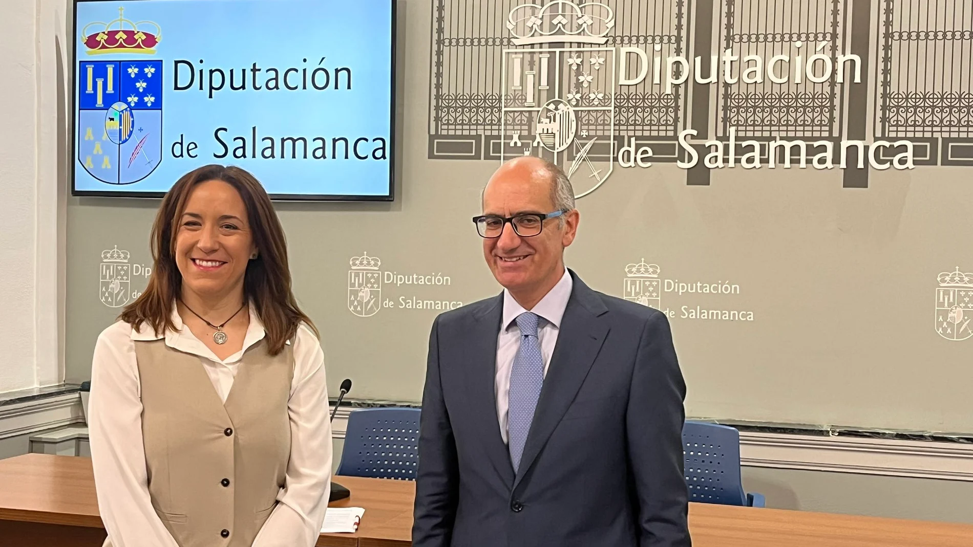 El presidente de la Diputación de Salamanca, Javier Iglesias, y la diputada Pilar Sánchez presentan el plan