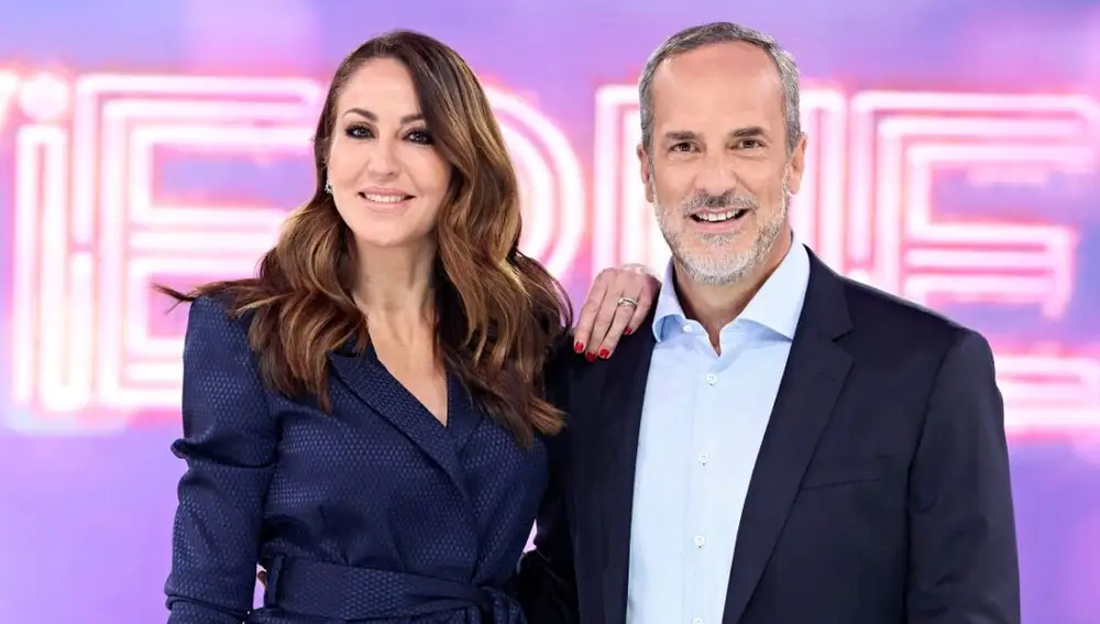 Beatriz Archidona y Santi Acosta, presentadores del programa 'De Viernes'