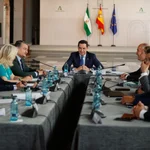 El presidente de la Junta, Juanma Moreno, reunió en San Telmo a los alcaldes del Campo de Gibraltar