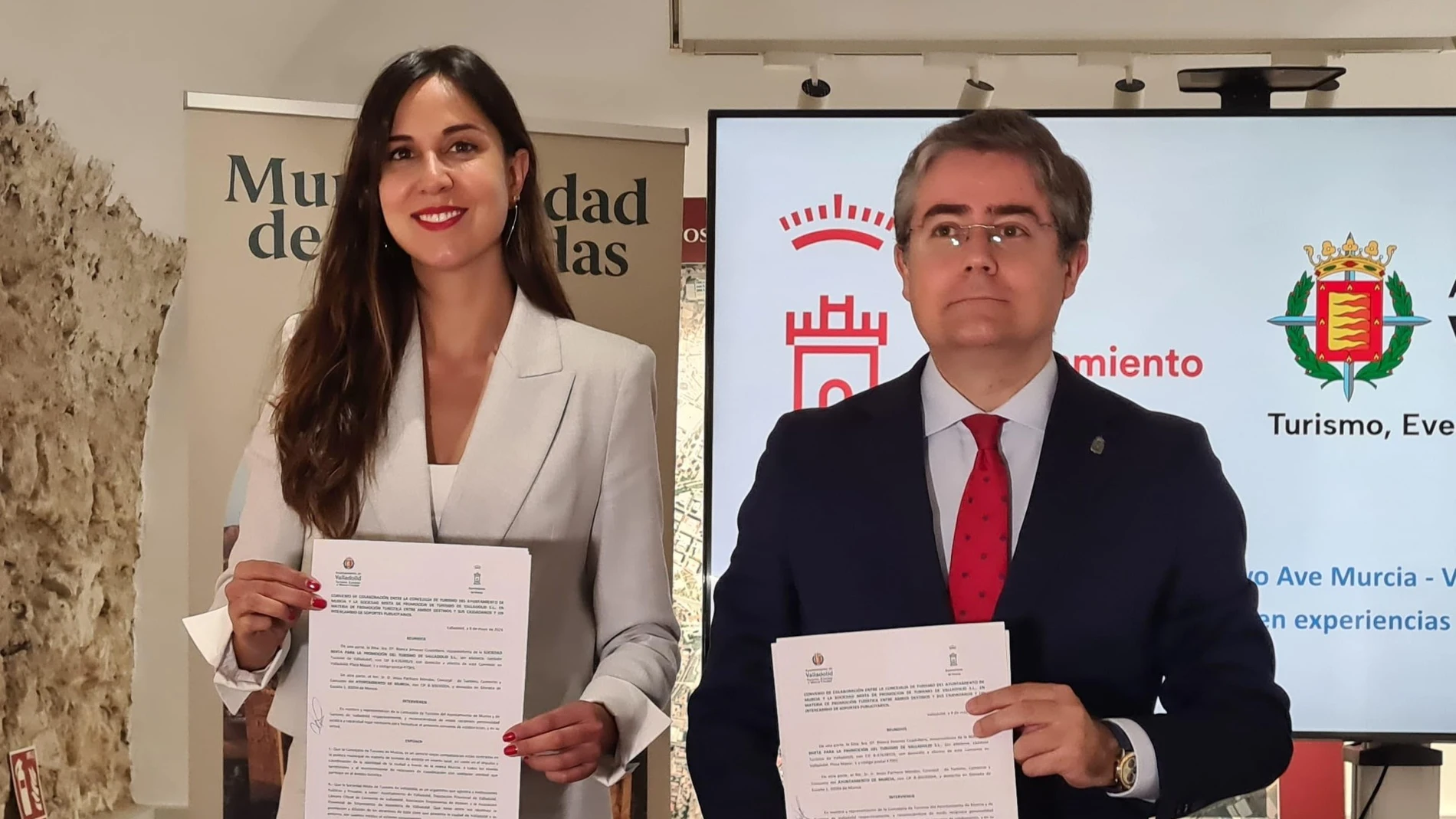 La concejala de Turismo, Eventos y Marca Ciudad, Blanca Jiménez, y el concejal de Turismo, Comercio y Consumo del Ayuntamiento de Murcia, Jesús Pacheco, suscriben el acuerdo