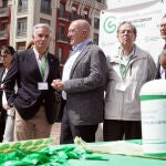 El alcalde de Valladolid, Jesús Julio Carnero, participa en el Día de la Cuestación de la Asociación Española contra el Cáncer. Junto a él, el presidente de la Asociación en Castilla y León, Artemio Domínguez