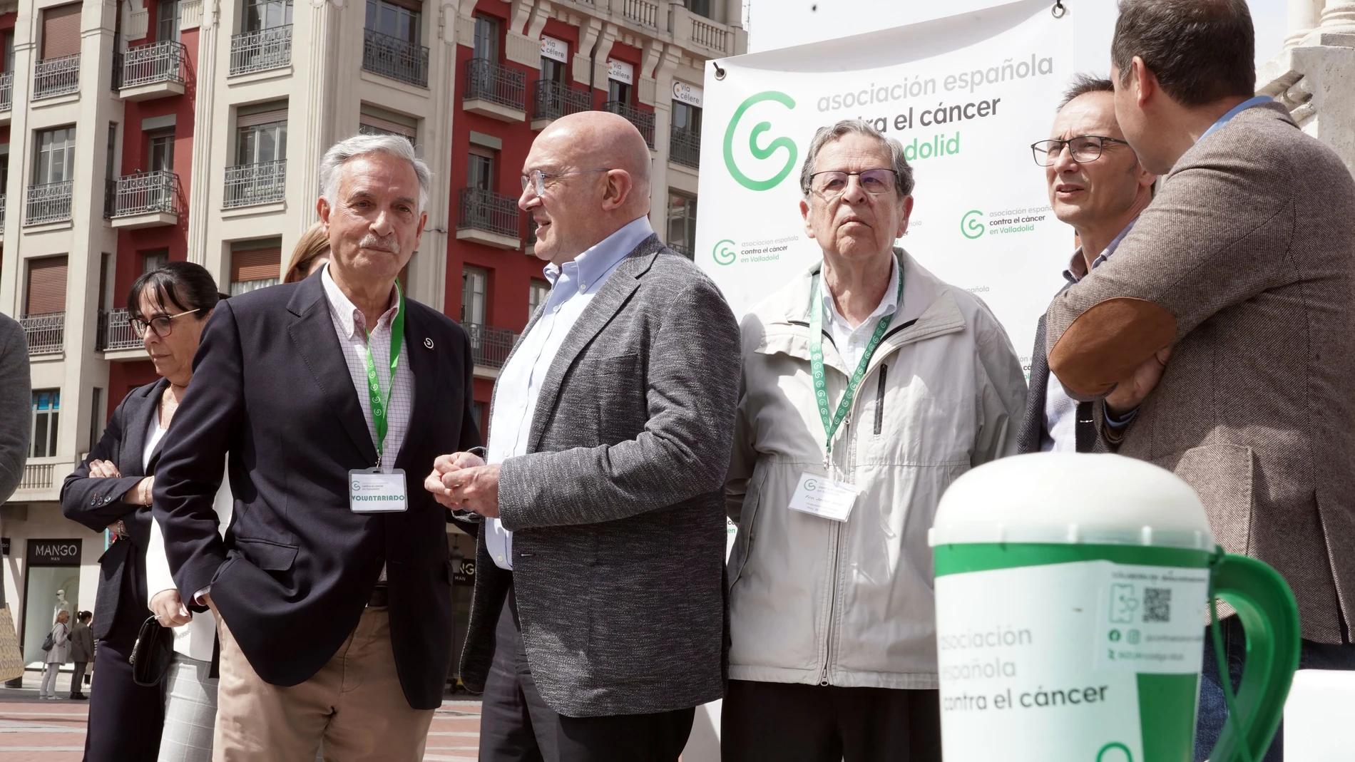 El alcalde de Valladolid, Jesús Julio Carnero, participa en el Día de la Cuestación de la Asociación Española contra el Cáncer. Junto a él, el presidente de la Asociación en Castilla y León, Artemio Domínguez