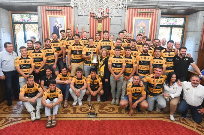 La alcaldesa de Burgos, Cristina Ayala, junto a los jugadores, entrenadores y directivos