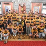 La alcaldesa de Burgos, Cristina Ayala, junto a los jugadores, entrenadores y directivos