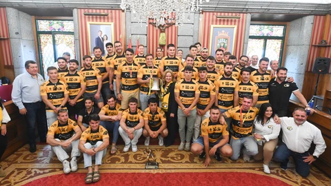 La alcaldesa de Burgos, Cristina Ayala, junto a los jugadores, entrenadores y directivos