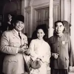 A la derecha, Sukarno, acompañado de su mujer y del ministro chino Zhou Enlai