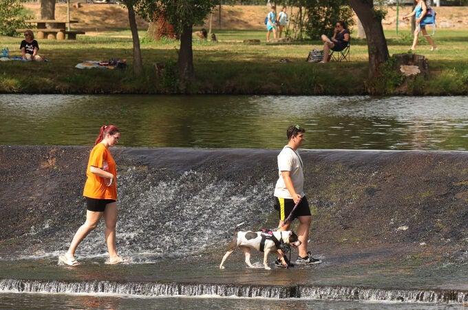 Una pareja pasea con su perro junto al río Águeda, en Ciudad Rodrigo (Salamanca)