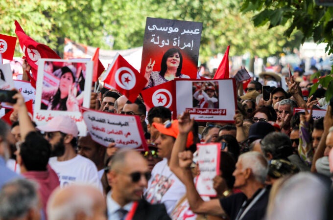Túnez.- Un tribunal de Túnez condena a un año de prisión a una opositora por "incitar a los soldados" a desobedecer