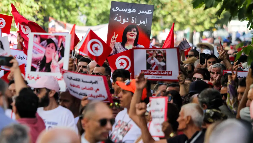 Túnez.- Un tribunal de Túnez condena a un año de prisión a una opositora por &quot;incitar a los soldados&quot; a desobedecer