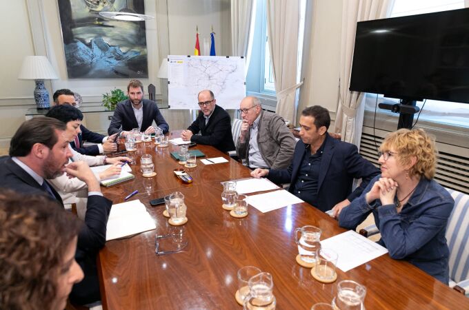 Un instante de la reunión que ha mantenido el ministro Óscar Puente con el secretario regional de CCOO, Vicente Andrés