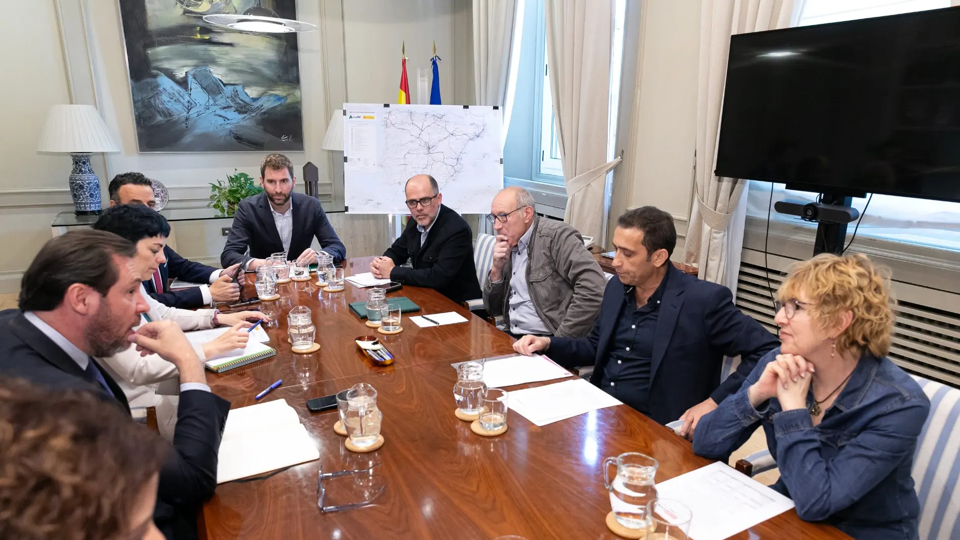 Un instante de la reunión que ha mantenido el ministro Óscar Puente con el secretario regional de CCOO, Vicente Andrés
