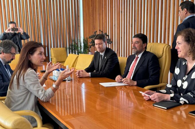 La consellera de Hacienda, Economía y Administración Pública, Ruth Merino, y el alcalde de Alicante, Luis Barcala, en su reunión de hoy