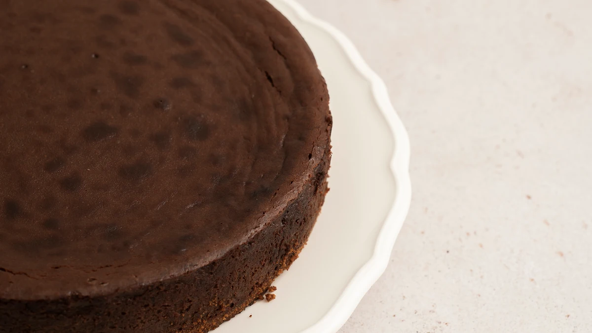 Esta es la clave para hacer la mejor tarta de queso con chocolate negro, según Jon Cake: su receta en sencillos pasos