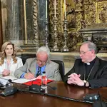 El consejero Gonzalo Santonja suscribe el acuerdo en presencia del obispo de León, Luis Ángel de las Heras, y la viceconsejera Mar Sancho