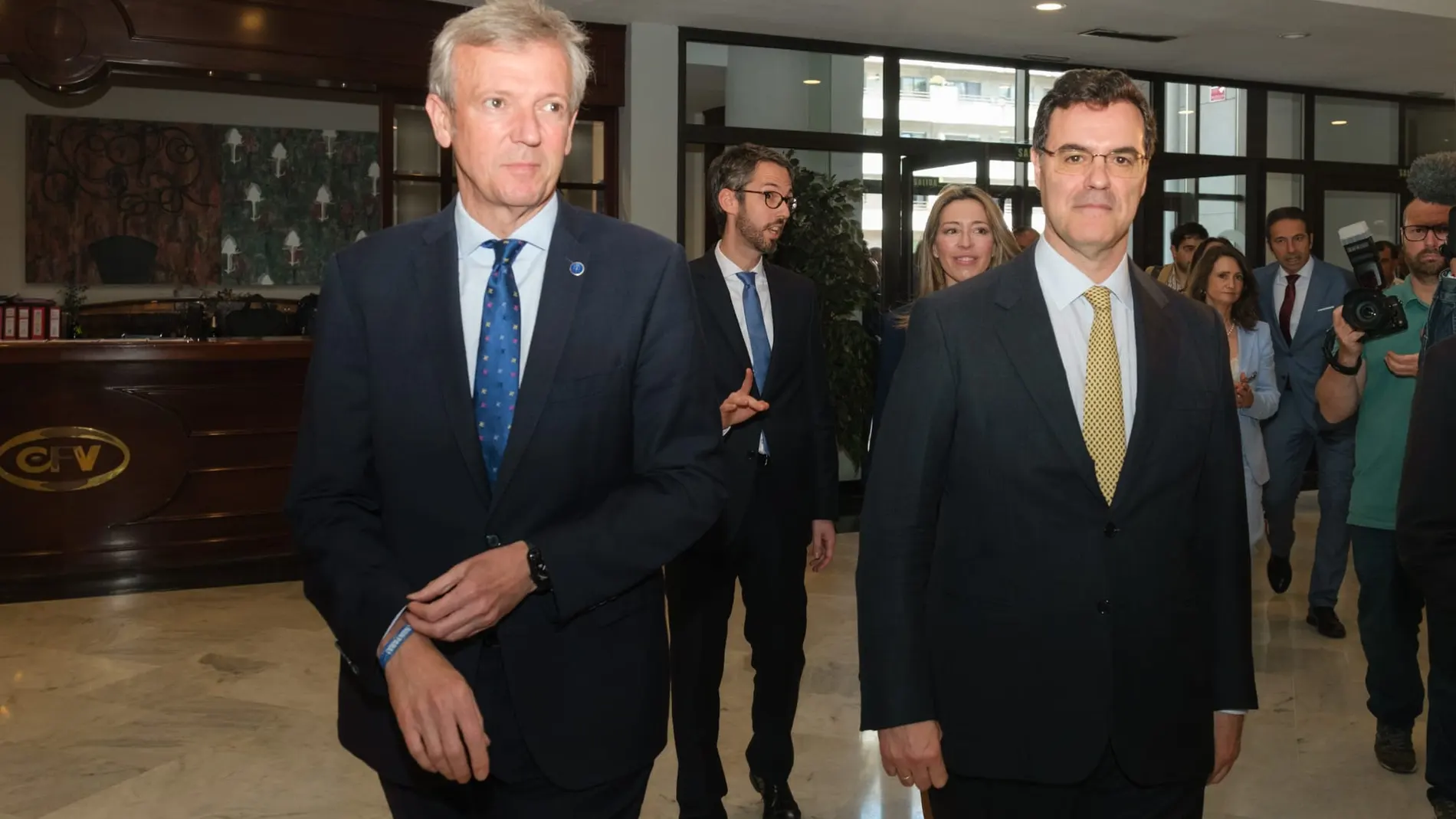 El presidente gallego, este mediodía, llegando al acto de entrega de medallas de Anfaco-Cecopesca, en Vigo.