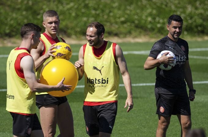 Míchel y varios jugadores del Girona, en un entrenamiento