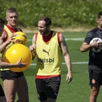 Míchel y varios jugadores del Girona, en un entrenamiento