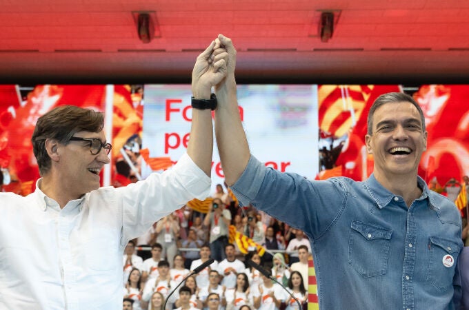 Sánchez acompaña a Salvador Illa en el cierre de campaña del PSC en Barcelona
