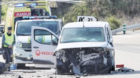 Aspecto de la furgoneta siniestrada en este brutal accidente con al menos dos muertos en Soria