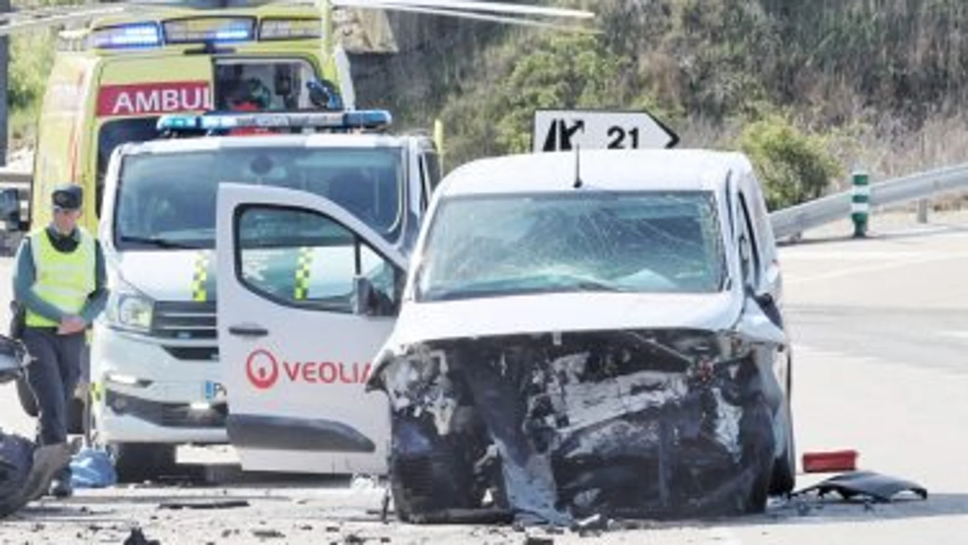 Aspecto de la furgoneta siniestrada en este brutal accidente con al menos dos muertos en Soria