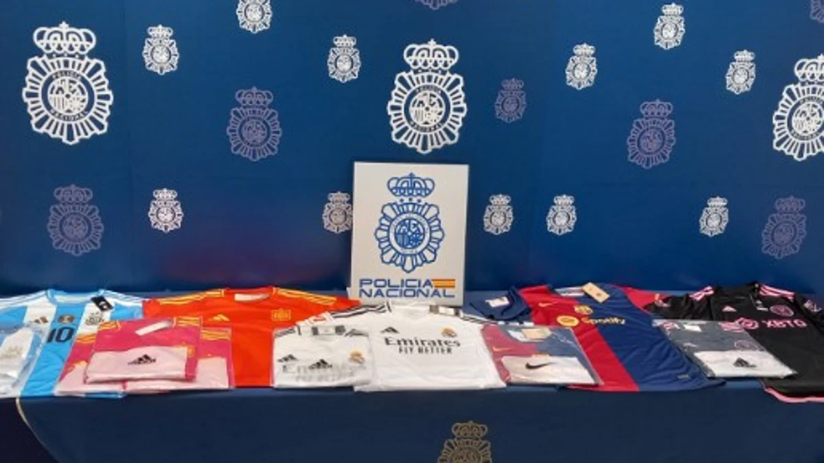 La Policía detiene a dos personas por vender uniformes falsificados de selecciones de fútbol