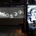 Fotografía de una de las instalaciones de la nueva exposición permanente del Espacio Fundación Telefónica donde, en concreto, podemos ver el papel que jugaron las teleoperadoras 