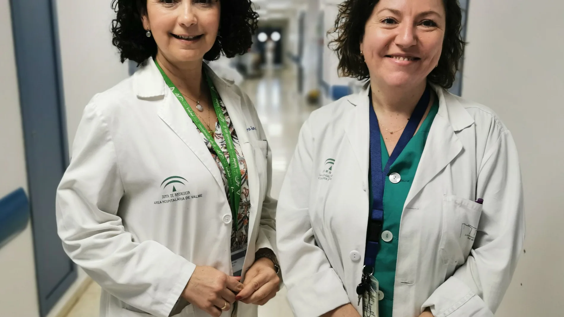 A la izquierda, la jefa de sección de Ginecología del Hospital Universitario de Valme y coordinadora del Grupo Multidisciplinar de Abordaje de las ITS del Área de Gestión Sanitaria Sur de Sevilla, Dra. Rosa Oña, acompañada de la Dra. Eva Iglesias, ginecóloga coordinadora del Grupo de Sexualidad de la AEEM (Asociación Española para el Estudio de la Menopausia).