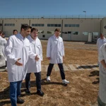 Mañueco visita la planta de producción Mars en Arévalo (Ávila)